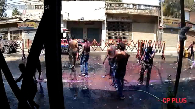 जौनपुर जिले के मुंगराबादशाहपुर थाना क्षेत्र में होली के दौरान पुलिस की गुंडागर्दी का मामला सामने आया#crime