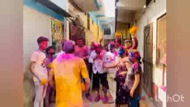 पूर्व प्रधान दिनेश शुक्ला नेतृत्व में इटियाथोक बाजार में फूलों की होली गई