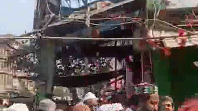 देश की राजधानी दिल्ली के सीलमपुर में होली जलूस के बाद हिंदू समुदाय के लोगों ने जुम्मे की नमाज़ पढ़ने जा रहे मुस्लिम समुदाय के लोगों पर फूल बरसाकर उन्हें होली की बधाई दी#holi