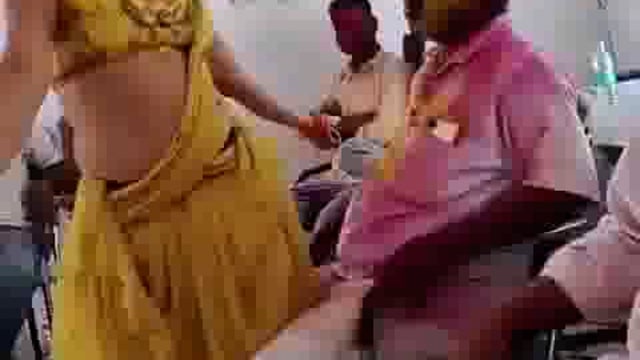 बिहार के सारण जिले के गड़खा प्रखंड कार्यालय में होली मिलन समारोह के दौरान अश्लील डांस हुआ, जिसका वीडियो सोशल मीडिया पर वायरल हो गया है। सरकारी दफ्तर में इस प्रकार का डांस होना विवाद का विषय बन गया है। वीडियो में कुछ लोग अश्लील हरकतें करते हुए डांस करते नजर आ रहे हैं, जो सरकारी#politics