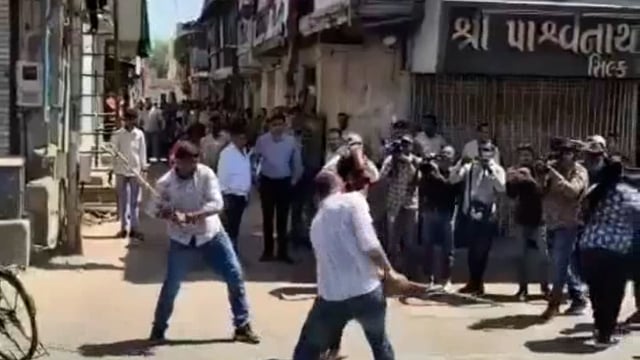 अहमदाबाद पुलिस ने हाल ही में सड़क पर सक्रिय गुंडों के खिलाफ कड़ी कार्रवाई #crime