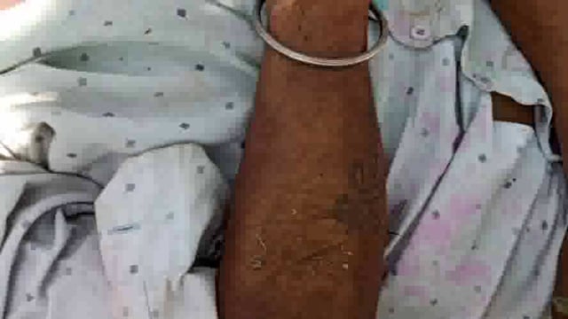 यमुना एक्सप्रेसवे के माइलस्टोन 113 के समीप मिला अज्ञात युवक का शव शिनाख्त कराने में जुटी पुलिस।