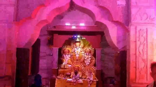 फालैन में होलिका की धधकती आग से निकला संजू पंडा, जीवित हो उठी भक्त प्रह्लाद की परम्परा।