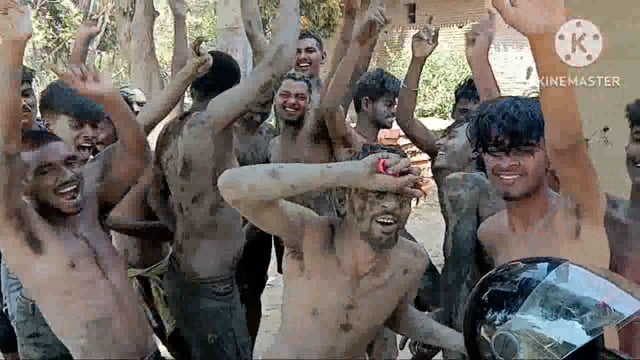 होली का खुमार चढ़ा परवान, धूमधाम से की गई धुरखेली, खूब चली कादो माटी, दोपहर बाद अबीर गुलाल