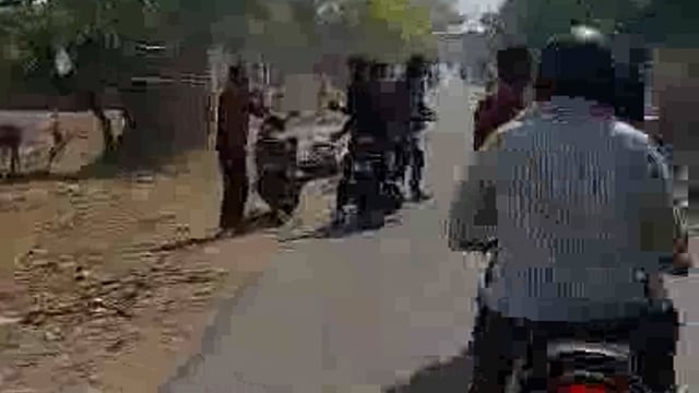 जलालाबाद क्षेत्र के गांव दिबियापुर में दो पक्षों में चले लाठी डंडे कर हुई मारपीट वीडियो वायरल हुआ