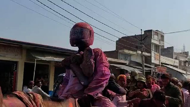मिर्जापुर में होली पर घोडे पर बैठकर निकला गया लाट साहब जलूस गाजे बाजे के साथ मनाई लोगों ने होली 