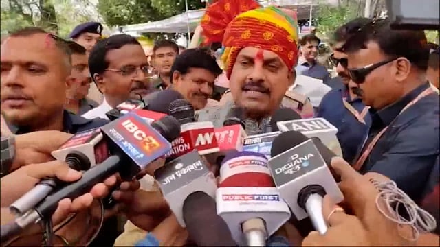 मुख्यमंत्री मोहन यादव ने आज पुलिसकर्मियों के साथ होली का उत्सव बड़े उल्लास और जोश के साथ मनाया। इस मौके पर उन्होंने पुलिस जवानों की मेहनत और उनके योगदान की सराहना की और उन्हें अनेक सौगातें देने का ऐलान किया।
मुख्यमंत्री#politics