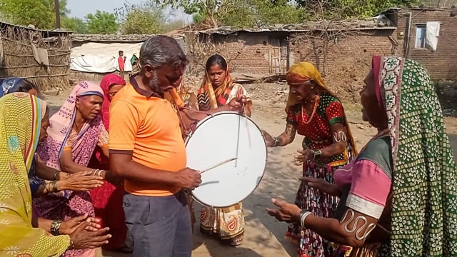 बार्शीटाकळी तालुका बंजारा समाज होळी उत्सव साजरा महिलांनी घेतला भाग 