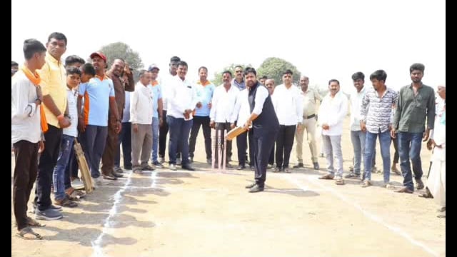 दावणगावं येथे टेनिस बॉल क्रिकेट स्पर्धेचा आमदार संजय बनसोडे यांच्या हस्ते समारोप