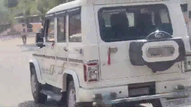 हरदोई जिले में एक युवक ने चलती बोलेरो कार पर स्टंट #crime