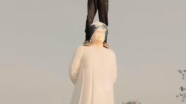 भिवानी जिले के गांव धनाना में एक युवक ने पूर्व उपप्रधानमंत्री और किसान नेता चौ देवीलाल जी की प्रतिमा पर खड़ा होकर हुड़दंग मचाया#crime