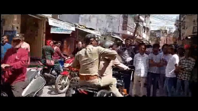 झांसी में शराब के ठेके पर फूटा महिलाओं का गुस्सा जमकर किया हंगामा और शराब की बोतले तोड़ी गई