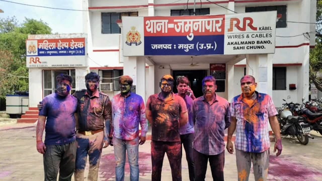 मथुरा में पुलिस ने पहले निभाया ड्यूटी का फर्ज़...फिर खेली होली, अबीर गुलाल लगाकर भाई-चारे का दिया संदेश।
