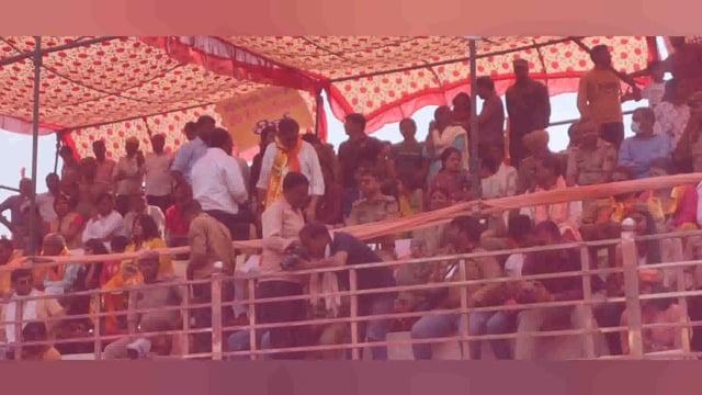 बल्देव:हुरंगा दाऊजी में छाई इंद्रधनुषीय छटा, नंगे बदन पर जमकर बरसे कोड़े 