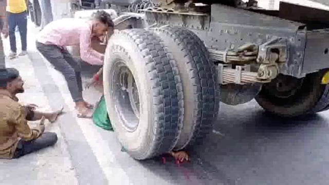 डम्फर की चपेट में आने से महिला की मौत।