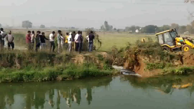पिनाहट। में नहर कटने से कही बीघा फसल जलमग्न , किसानों में आक्रोश 