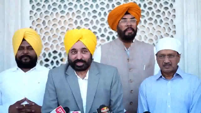 Arvind Kejriwal and Bhagwant Mann paid obeisance at Amritsar Sahib, thanked Guru Sahib for the achievements of 3 years 
#politics