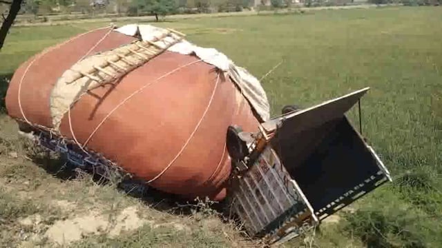 वृंदावन पानीगांव सम्पर्क मार्ग पर खाईं में पलटी अनियंत्रित मेक्स पिकअप और ओवर लोड टैक्टर ट्राली, दर्जनों यात्री घायल।