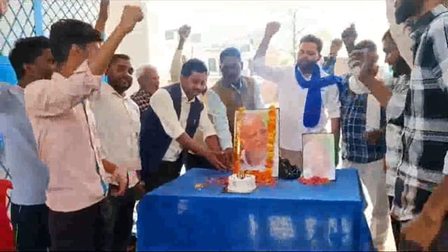 समाज सुधार समिति कुंडा में मनाया गया मान्यवर कांशीराम जयंती समारोह उपस्थित सभी समिति के सदस्य गण एवं प्रमोद गौतम व उनके 