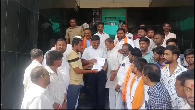 औरंगजेबची कबर हटवावी विश्व हिंदू व बजरंग दलाचे उपजिल्हाधिकाऱ्या मार्फत मुख्यमंत्र्यांना निवेदन