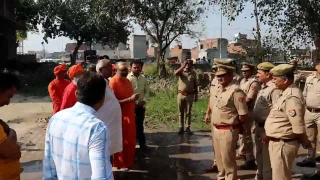 Yeti Narasimhanand Giri, who was going to recite Hanuman Chalisa at Jantar Mantar Delhi, was stopped by the police at the Ghaziabad temple itself #religious