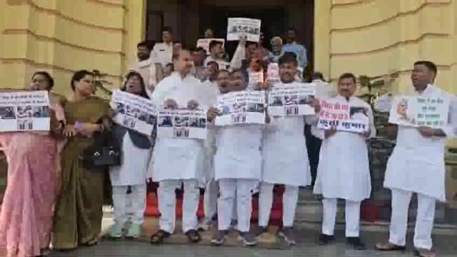 बिहार में लगातार बढ़ते अपराध के मुद्दे पर राष्ट्रीय जनता दल (आरजेडी) के विधायकों ने आज बिहार विधानसभा सदन के बाहर जोरदार विरोध प्रदर्शन किया। विधायकों ने अपनी 