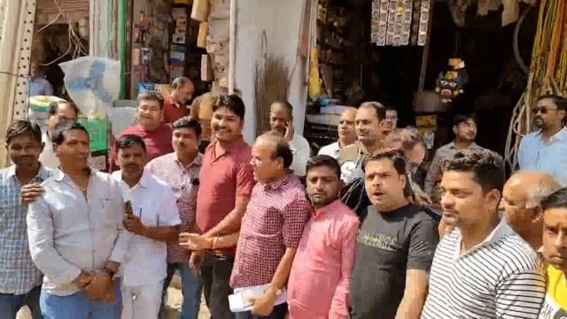 ओबरवृज की सर्बिस लेन बनना शुरू होने से जिला अध्यक्ष महेश सोनी राजेश मिश्रा सोनू कसौधनने मिठाई बांटी खुशियां मनाई 