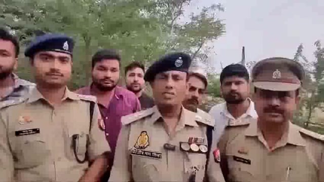 भयानक!

 हाथरस, उत्तर प्रदेश: चांद खान के बेटे अमन खान ने 7 वर्षीय हिंदू बच्ची का अपहरण किया, उसके साथ बलात्कार किया, उसे प्रताड़ित किया, उसके शरीर पर घाव किए और जब वह चिल्लाई तो उसके जीभ होंठ काट दिया

 S P Chiranjeev Sinha ki bite Jila Hathras