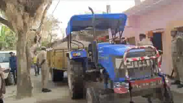 डीएम का अवैध खनन पर कड़ा प्रहार, कई ट्रैक्टर-ट्रॉलियों के साथ अवैध बालू भंडारण जब्त



जिले में अवैध खनन के खिलाफ प्रशासन ने बड़ी कार्रवाई करते हुए सुबह तड़के छापेमारी अभियान चलाया। खुद जिलाधिकारी नेहा शर्मा ने इस ऑपरेशन की अगुवाई की, जिसमें कई अवैध खनन गतिविधियों का पर्दाफाश हुआ।