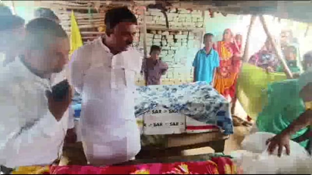  सुइया:सड़क दुर्घटना में मारे गए आश्रित परिवार से मिले विधायक एवं प्रखंड प्रमुख उच्च स्तरीय जांच करने का दिया निर्देश