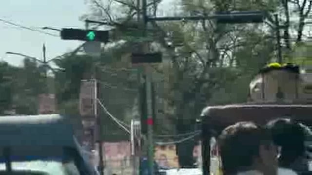 बाराबंकी के SP दिनेश कुमार सिंह के प्रयास रंग लाए शहर के मुख्य मार्ग पर स्थित देवा तिराहे/ पटेल तिराहे  पर ट्रैफिक लाइट्स से यातायात संचालित किया जा रहा है पहले के कई प्रयास असफल रहे थे लेकिन अब @Barabankipolice अन्य चौराहों पर भी ट्रैफ़िक नियंत्रण के लिए लाइट्स कमरों से चालान जारी करने की तैयारी में है