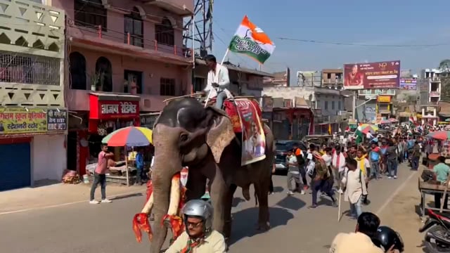 बिहार में ‘पलायन रोको, नौकरी दो’ यात्रा के तहत बेरोजगार युवाओं का समर्थन तेजी से बढ़ रहा है। जैसे-जैसे यह यात्रा आगे बढ़ रही है, पेपर लीक और भर्ती घोटालों से ठगे गए बेरोजगार युवा छोटी-छोटी टोलियों में यात्रा का हिस्सा बनते जा रहे हैं। इन युवाओं का मानना है कि अब उनके अधिकारों की लड़ाई सिर्फ एक आंदोलन तक सीमित नहीं रहेगी, बल्कि यह एक क्रांति का रूप लेगी।
युवाओं का कहना है कि यह समय है जब पलायन रुकने#politics