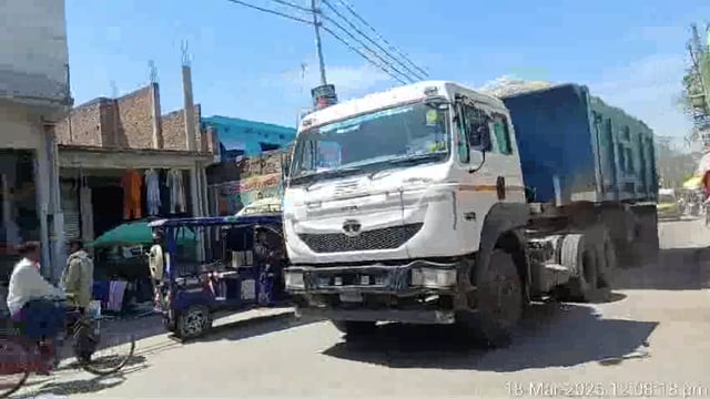 ब्रेकिंग न्यूज आलापुर
जिले के थाना कोतवाली आलापुर के मुख्य द्वार के सामने से ही खुलेआम ट्रेलर ट्रक में सादा बालू बाडी से ऊपर लादकर बिना कोई तिरपाल बांधे खुलेआम चल रहे हैं। जिससे आने जाने वाले दो-चार पहिया साइकिल सवारियों को काफी परेशानियां झेलनी पड रही है।