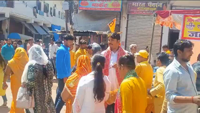 251कण्डीय अश्वमेध यज्ञ के कलशयात्रा का महेश सोनी ने पुष्प वर्षा कर जलपान वितरण किया डा संजय सिंह राकेश प्रताप सोनू  थे