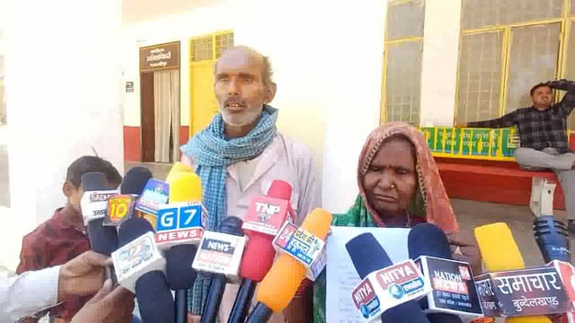 *महिला किसान ने लगाया खतौनी में फर्जी तरीके से केसीसी दर्ज करने का आरोप* *महिला किसान अपने पति के साथ पहुची SDM  के दुआर