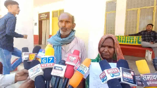 *महिला किसान ने लगाया खतौनी में फर्जी तरीके से केसीसी दर्ज करने का आरोप* *महिला किसान अपने पति के साथ पहुची SDM  के दुआर