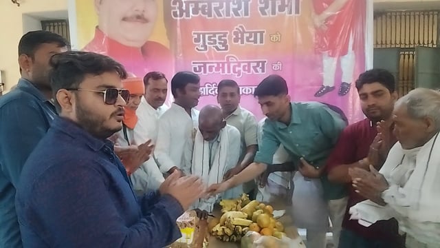 समाजसेवीयों ने निराश्रित भवन पर वृक्षारोपण कर,फलों का वितरण करके लहार विधायक अमित शर्मा गुड्डू भैया का जन्मदिन मनाया।