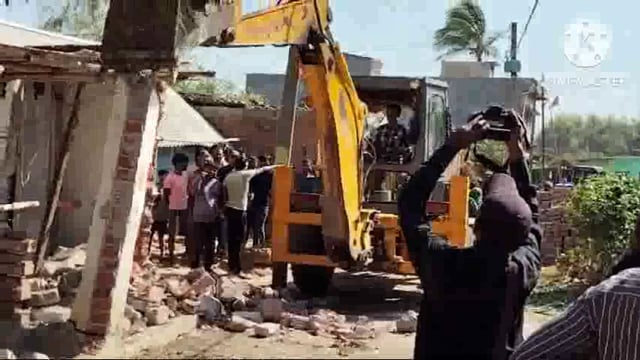 पूरनचक में अतिक्रमण किए गए आम रास्ते को प्रशासन ने जेसीबी चलाकर कराया खाली।