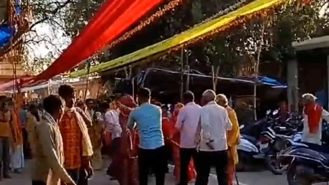 राधारानी मंदिर पर हंसी ठिठोली के साथ हुआ डांडिया नृत्य व होली।