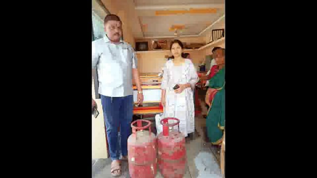 खरसुंडी मध्ये घरगुती सिलेंडरचा व्यावसायिक वापर पुरवठा विभागाची कारवाई 8 सिलेंडर जप्त