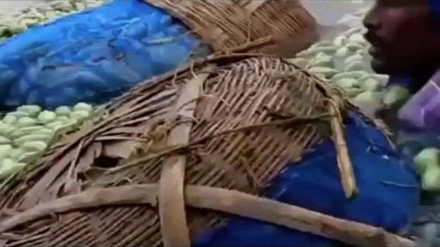 नदी में नाव पलटी, किसानों की मेहनत नदी में समाई 
बिहार के कटिहार जिले के गंगा नदी में एकबार फिर बड़ी नाव दुर्घटना हुई है. छोटे से नाव से सब्जी लेकर जा रहे 35 किसान नाव पलटने से गंगा नदी में डूब गए. यह गनीमत रही कि पास में ही कुछ मछुआरे मछली#politics