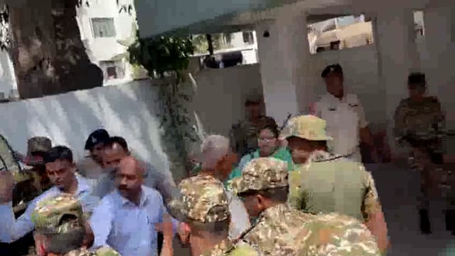 ) ने राष्ट्रीय जनता दल (RJD) के प्रमुख ललू प्रसाद यादव को पूछताछ के लिए अपने ऑफिस बुलाया। इस दौरान उनके साथ उनकी सांसद बेटी मीसा भारती भी मौजूद थीं। यह पूछताछ भ्रष्टाचार के आरोपों से संबंधित है, जिनमें ललू प्रसाद यादव पर सरकारी जमीन के बदले नौकरी देने का आरोप है।
इस#politics