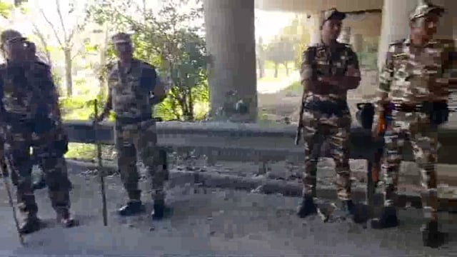 ग्रेटर नोएडा: संयुक्त किसान मोर्चा और भारतीय किसान यूनियन (भाकियू) के बैनर तले आज जीरो पॉइंट पर एक किसान-मजदूर महापंचायत की तैयारी की जा रही #protest