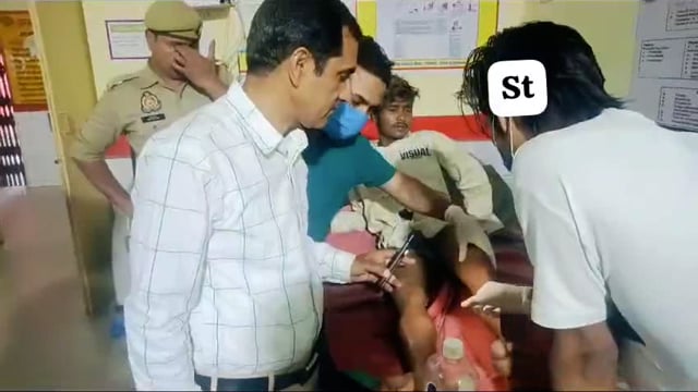 जानसठ मुठभेड़ में शातिर चोर पैर में गोली लगने से घायल होने के बाद अस्पताल में डॉक्टर से उपचार लेते हुए।