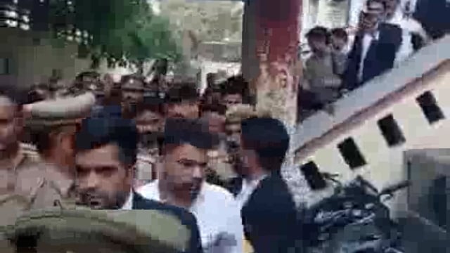 🆚मेरठ में पति की हत्या कर शव के टुकड़े करने वाली मुस्कान और उसके प्रेमी पर वकीलों का भी गुस्सा फूट पड़ा है। कोर्ट में पेशी के दौरान दर्जनों पुलिस वालों की मौजूदगी के बाद भी वकीलों ने दोनों की खूब पिटाई कर दी। प्रेमी के तो कपड़े भी फाड़ दिए गए।