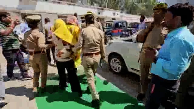 🆚 ..ये वही मुस्कान रस्तोगी है, जिसने अपनी पति की हत्या की. बॉडी के छोटे छोटे टुकड़े किए और ड्रम में सीमेंट से भर दिया. इसे जो भी सजा दी जाये कम है.