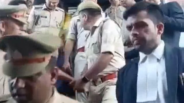 मेरठ में पति की हत्या कर शव के टुकड़े करने वाली मुस्कान और उसके प्रेमी पर वकीलों का भी गुस्सा फूट पड़ा है। कोर्ट में..