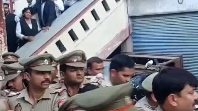 । हत्या के आरोपियों साहिल शुक्ला और मुस्कान रस्तोगी की अधिवक्ताओं ने अदालत में जमकर पिटाई#crime