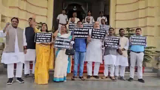 आज राष्ट्रीय जनता दल (राजद) के विधायकगणों ने बिहार विधानसभा के प्रवेश द्वार पर जोरदार विरोध प्रदर्शन किया। उनका मुख्य मुद्दा बिहार के पीडीएस दुकानदारों के लिए प्रति माह ₹25,000 मानदेय और प्रति क्विंटल ₹90 के बजाय ₹300 कमीशन देने की मांग को लेकर था।
विधायकगणों#politics