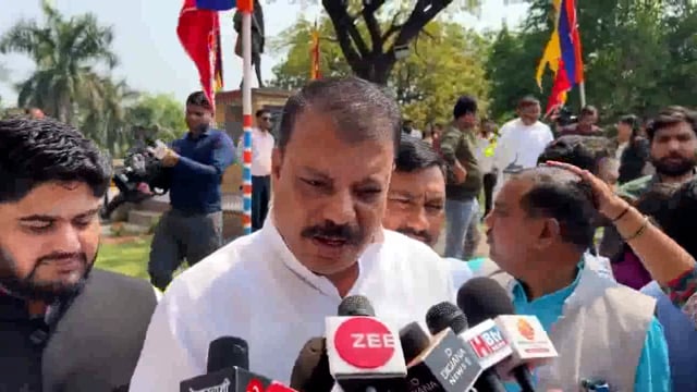 मध्यप्रदेश की भाजपा सरकार बीते सवा साल से जनहित से जुड़े हर मुद्दे पर कुंभकर्णी नींद में सोई हुई है। आज प्रदेश का हर वर्ग - किसान, युवा, आदिवासी, और अन्य सभी लोग - सरकार की लापरवाही, भ्रष्टाचार और घोटालों से परेशान हो चुके हैं।
किसानों#politics